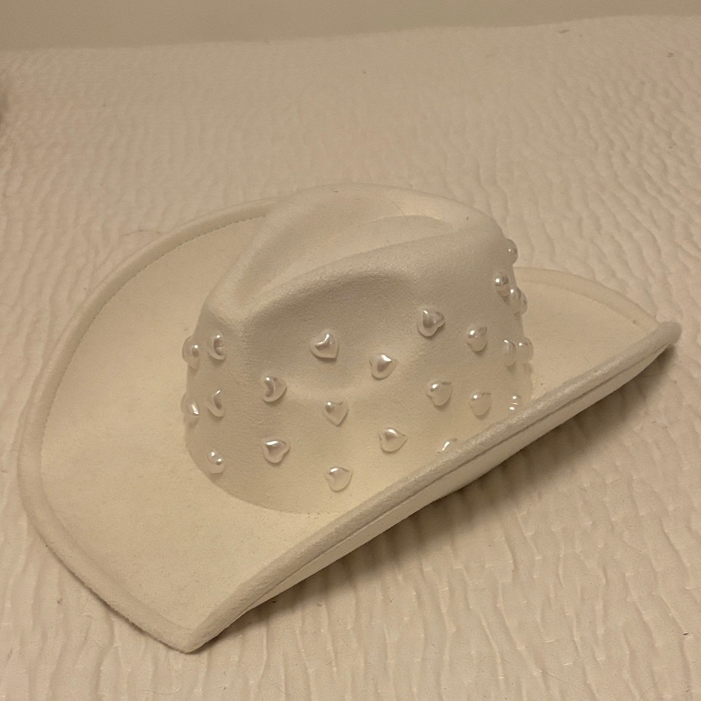 BP White Heart-Embellished Cowboy Hat
